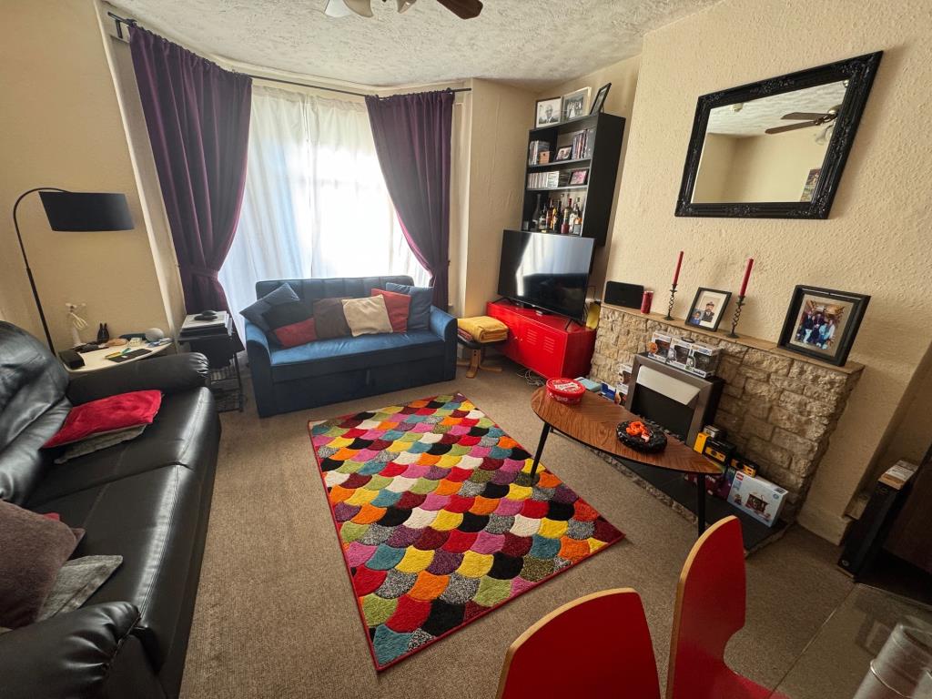 Lot: 135 - FREEHOLD INVESTMENT OF THREE FLATS - Ground floor flat living room